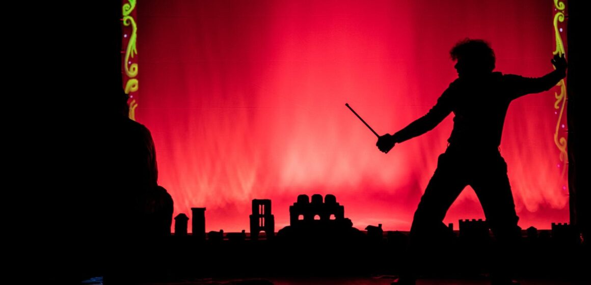 Foto Il cavaliere sulla luna-9 Si chiude la “Stagione Teatro di Villaspeciosa 2026” organizzata da Abaco Teatro con lo spettacolo “Il Cavaliere sulla Luna” della compagnia romana Settimo Cielo