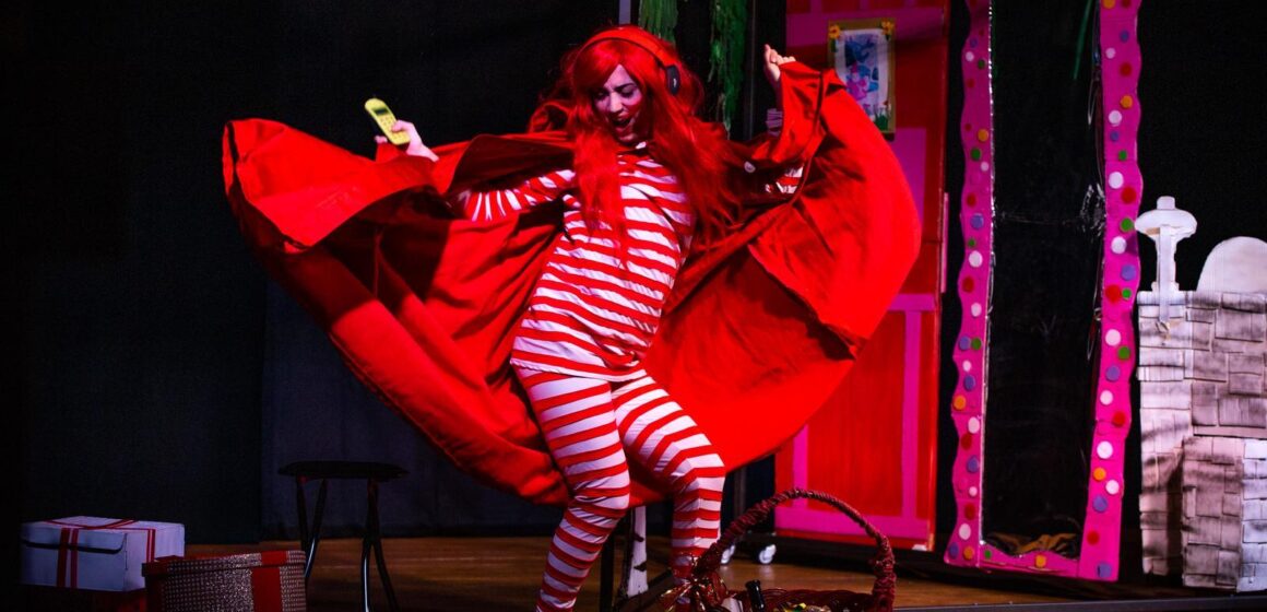 Foto Spett. ciuffetto rosso - Anfiteatro Sud at 18.42.23(3) Il “Festival Giardini Aperti” di Abaco Teatro approda a Vallermosa tra ironia al femminile e miti dello sport